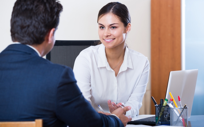 lắng nghe yêu cáu về quản lý nhân sự từ khách hàng
